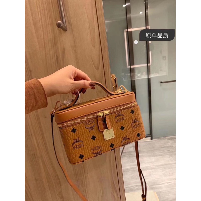 Túi xách tay dáng hộp khoá kéo hai bên da in hoạ tiết MCM có dây đeo chéo