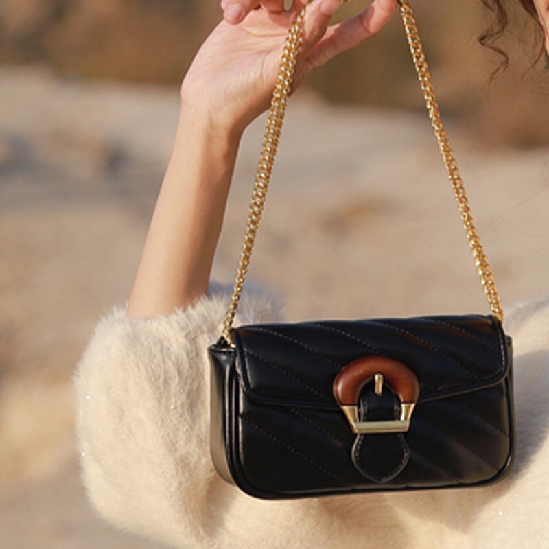 Túi đeo chéo khóa cổ điển 939 | BigBuy360 - bigbuy360.vn