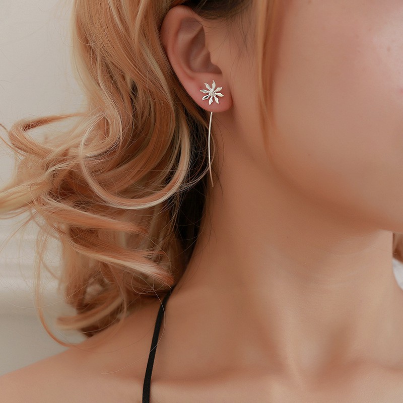 Khuyên tai dáng dài mặt hình hoa sang trọng đơn giản cho nữ