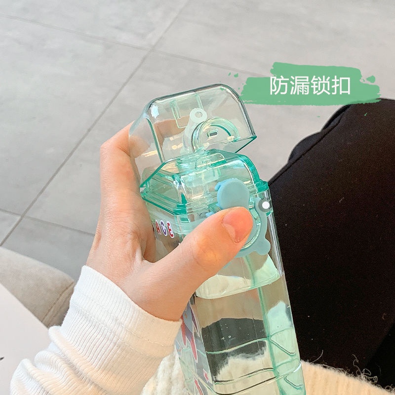 Bình Nước Nhựa Hình Vuông Sức Chứa Lớn Có Ống Hút Họa Tiết Dễ Thương Cho Nữ