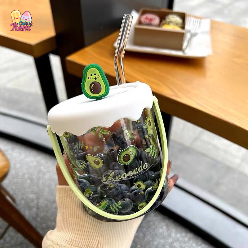 Cốc thủy tinh có nắp, ly thủy tinh có quai cầm hình quả bơ chanh dâu có nắp kèm ống hút thủy tinh