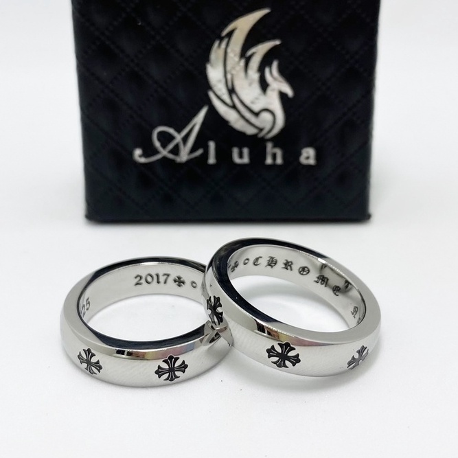 Nhẫn Titan Chrome Heart trơn bóng, khắc chìm hoa Iris, chữ khắc trong cực nét bản 2017 - R112 - Aluha