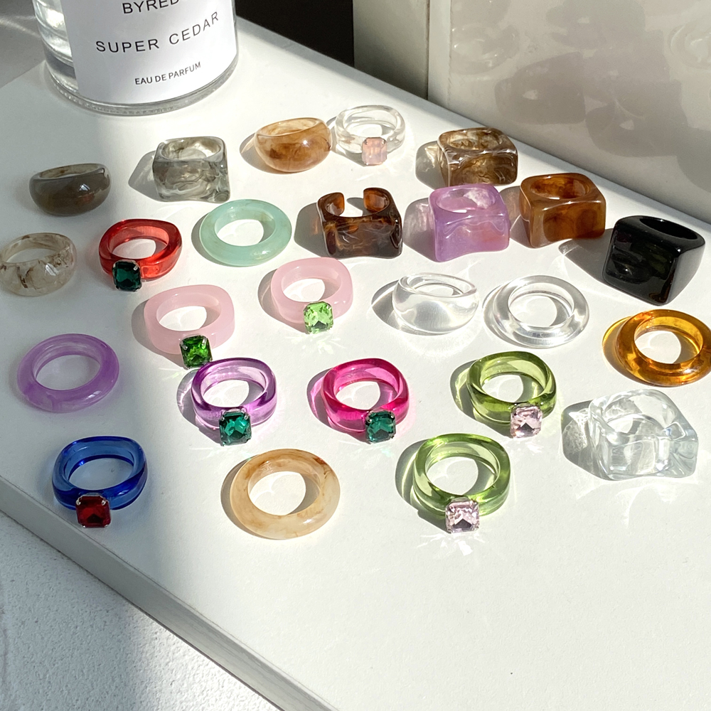 Nhẫn nhựa resin acrylic trong suốt không đối xứng màu nhuộm nhiều màu tùy chọn cho nữ (có bán lẻ)