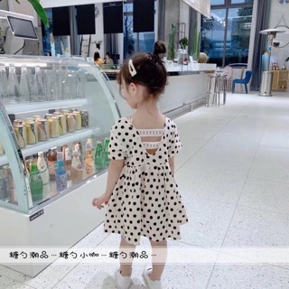Váy chấm bi viền ren bé gái