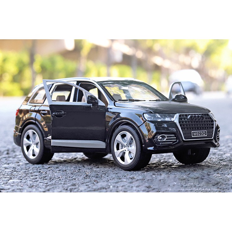 Xe mô hình tỉ lệ 1:24 chính hãng XLG Audi Q7 chất liệu hợp kim