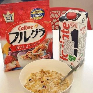 Ngũ cốc calbee nhật bản 800g, Bột ngũ cốc giảm cân của Nhật thành phần yến mạch, lúa mạch đen, trái cây sấy khô.