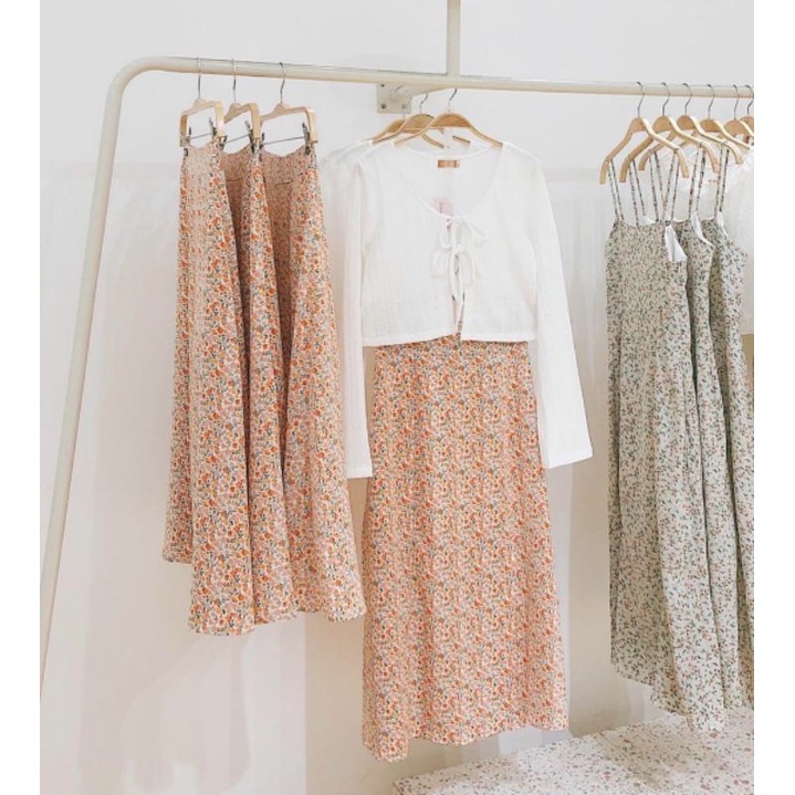 Chân váy hoa nhí cam xẻ tà Meadow Skirt đáng yêu ❤ | BigBuy360 - bigbuy360.vn
