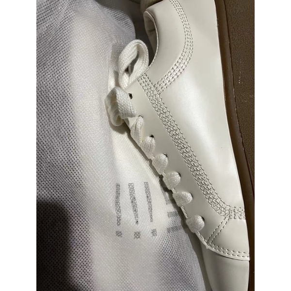Sneaker màu trắng sữa đế nâu da PU
