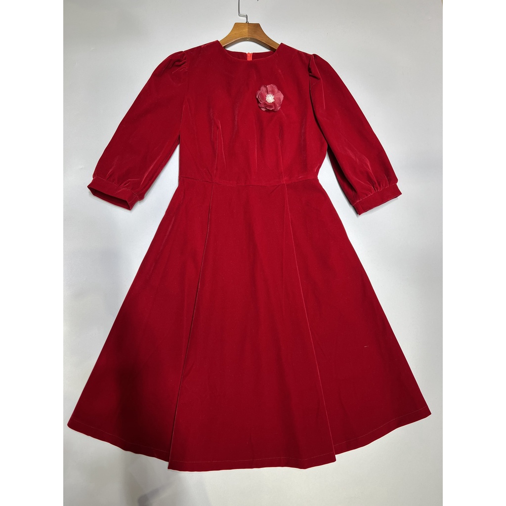 Hoa cái váy, cài áo màu đỏ đô | BigBuy360 - bigbuy360.vn