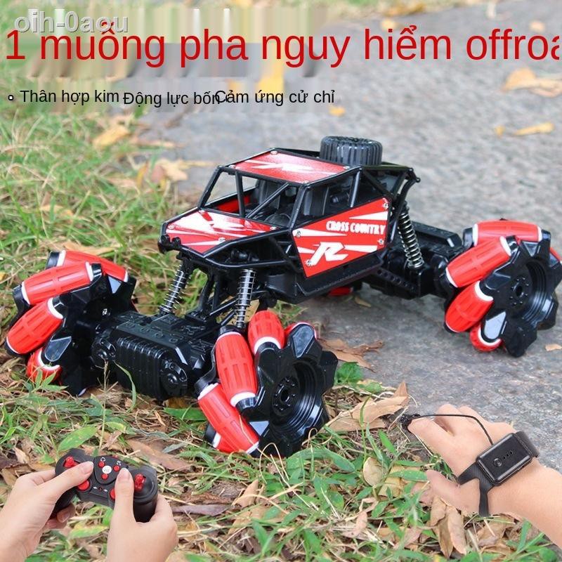 > Ô tô điều khiển từ xa đồ chơi địa hình sạc cậu bé lái xe bốn bánh không dây cử chỉ cảm ứng hợp kim đóng thế