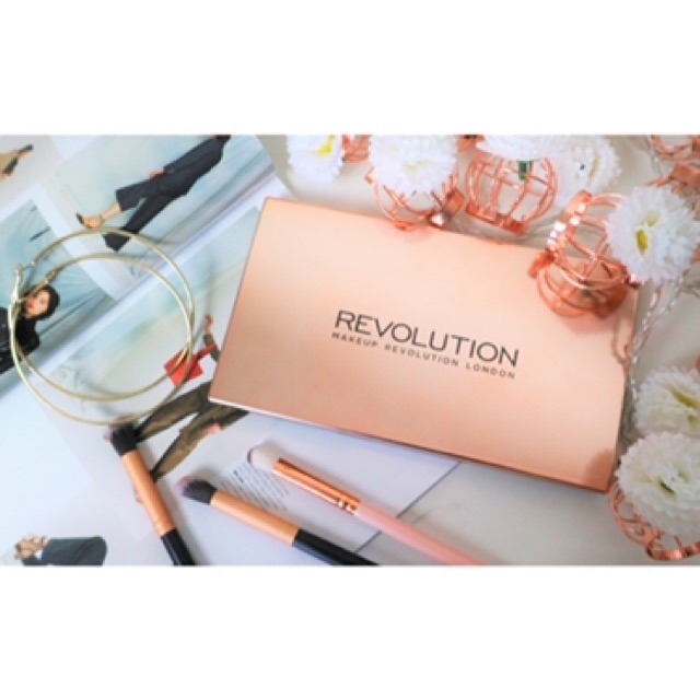 Bảng mắt Flawless 4 Makeup Revolution 32 ô