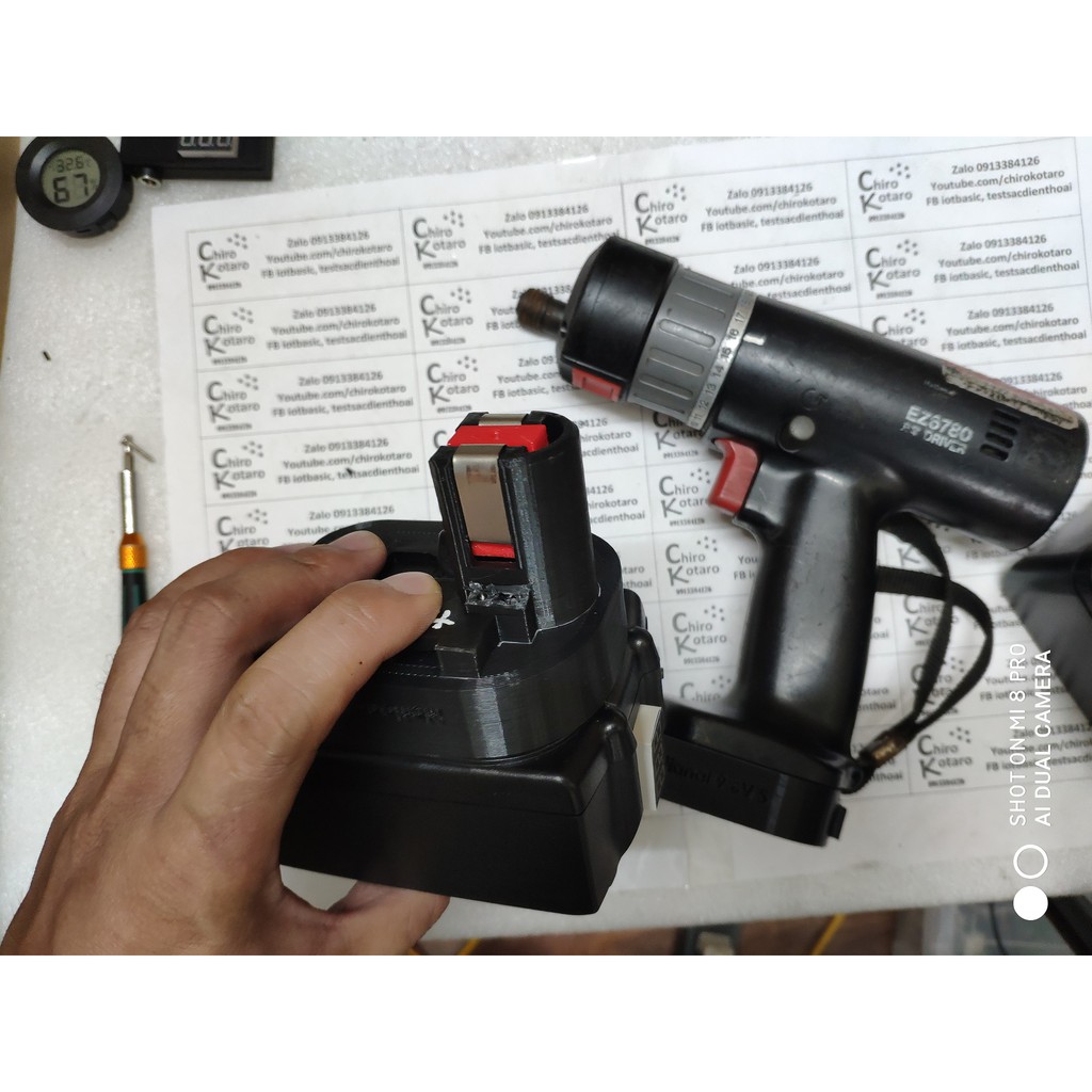 Đế chuyển chân máy National 9.6V dạng đút đầu ngắn EZ6780 sang dùng hộp pin cài Makita đóng lại 12V