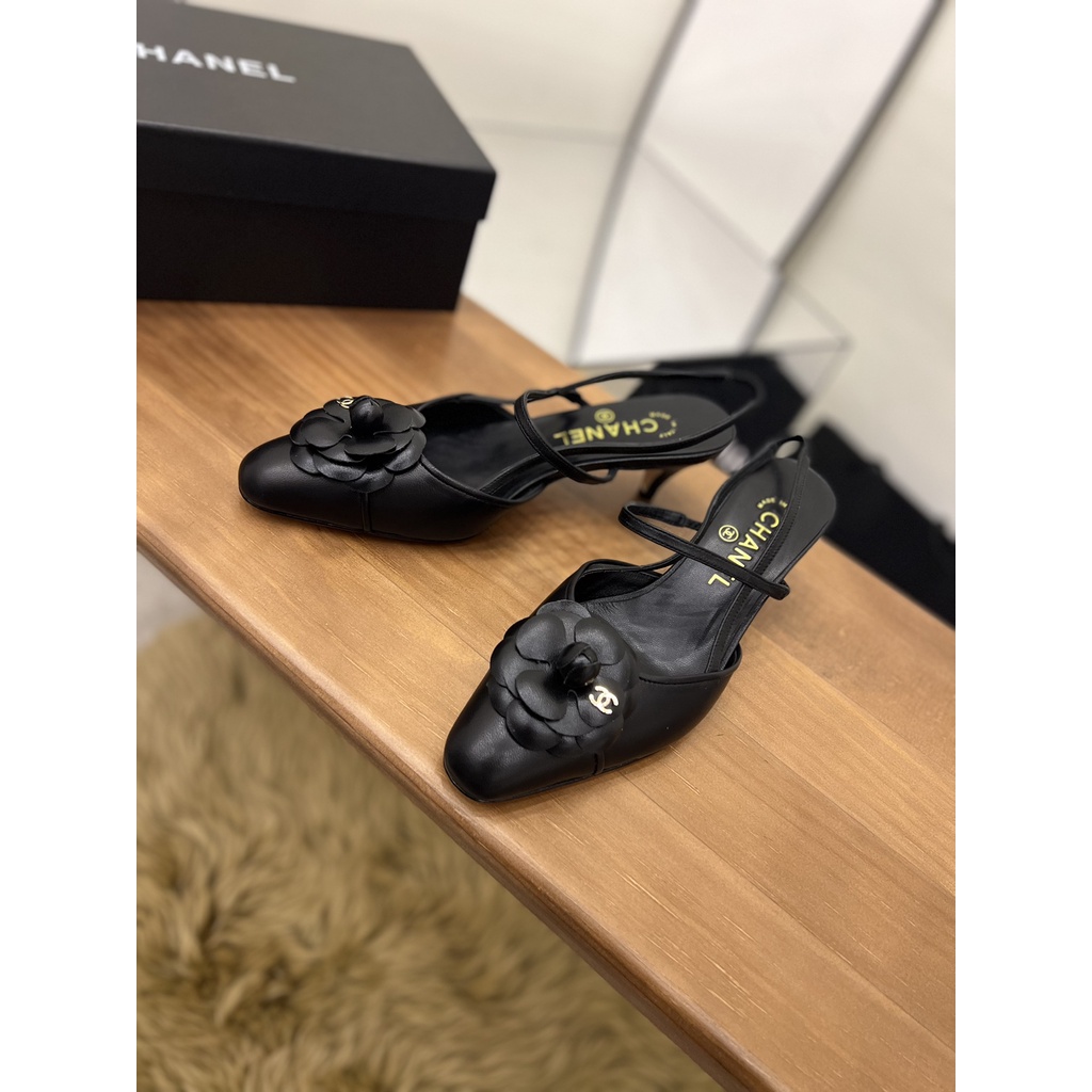 Giày cao gót nữ da thật thời trang cao cấp 𝘾𝙝𝙖𝙣𝙚𝙡 𝘾𝙝𝙖𝙣n𝙚𝙡 CN thiết kế đính bông hoa ở mũi giày, phong cách thanh lịch