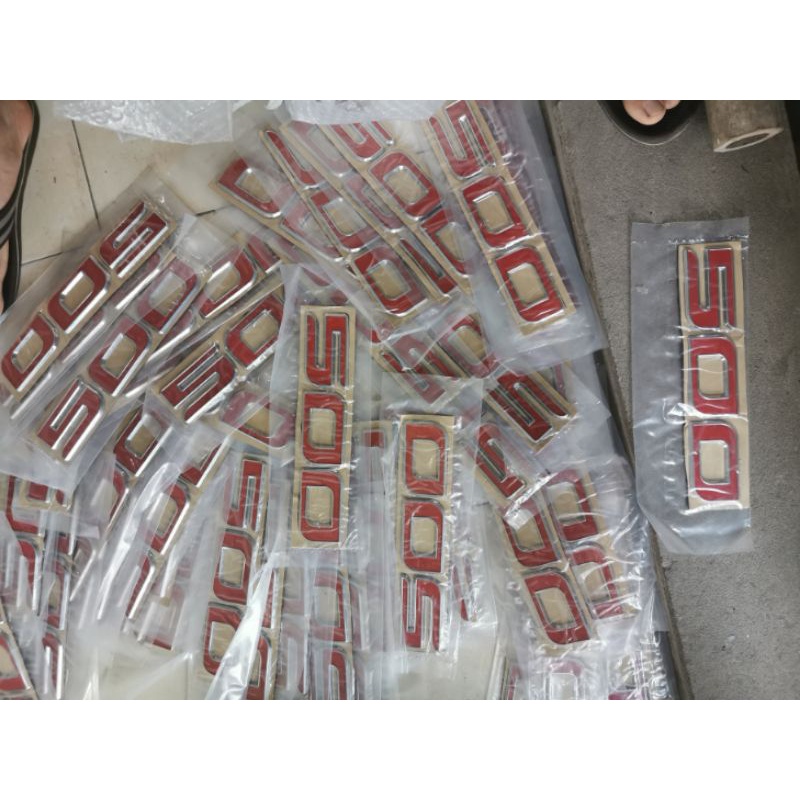 Số 500 đỏ dán đầu xe HINO 500 SERIES.