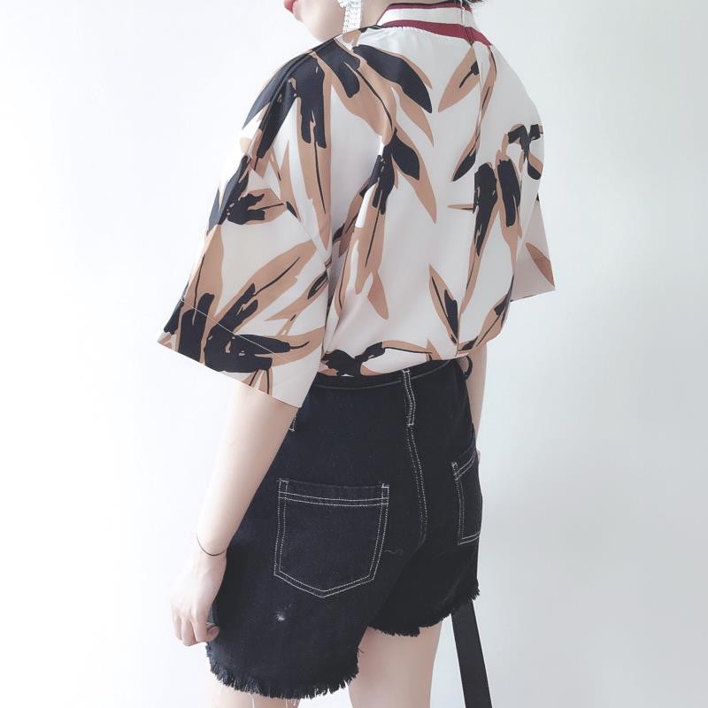 Áo thun nữ cổ tròn cao họa tiết tay ngắn Emilyshop