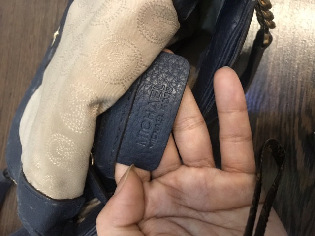 Túi đeo chéo hiệu MK