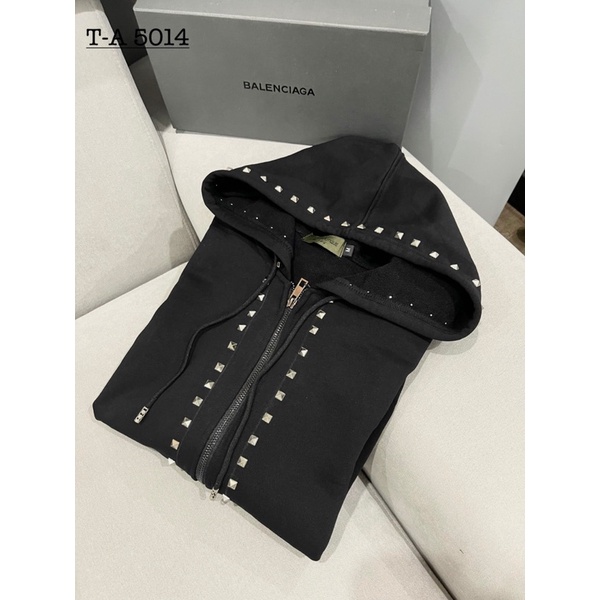 Áo khoác có mũ đính đinh quanh áo cực chất