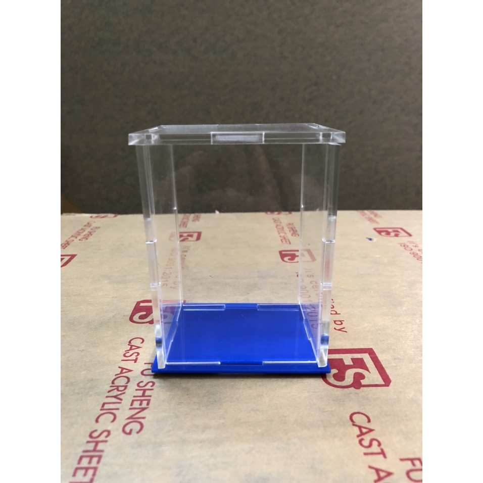 Hộp mica lắp ghép trưng bày mô hình chống bụi bẩn đế xanh dương