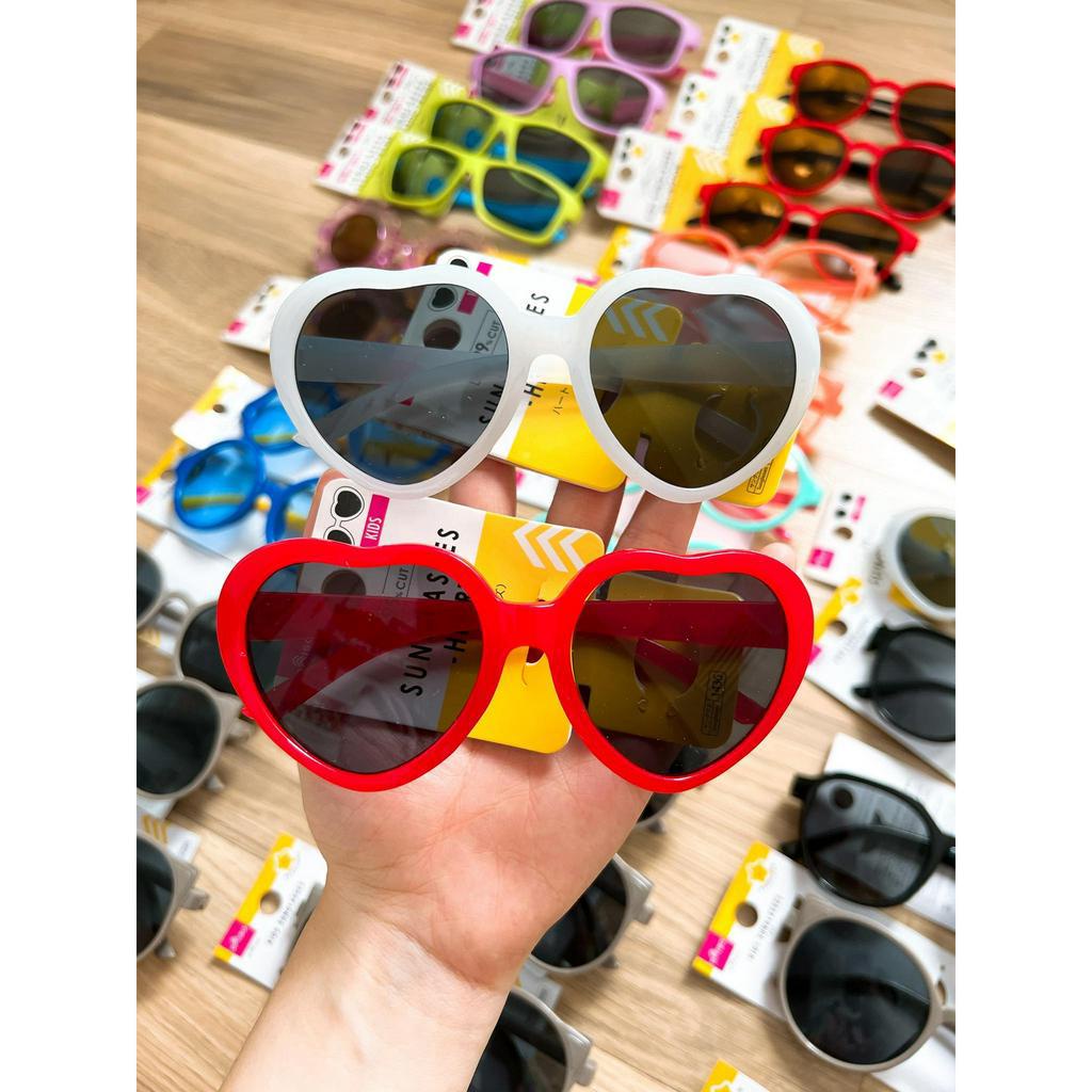 Mắt kính giảm 99% tia UV cho bé Daiso Nhật Bản