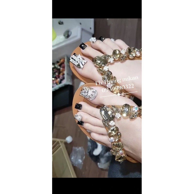 1 Charm Cao Cấp gắn móng Nail:$, H, lưỡi lam