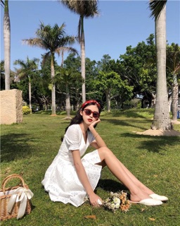 Đầm trắng hoa thêu