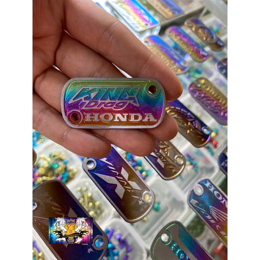 LOGO TITAN GẮN NẮP BÌNH DẦU TAY THẮNG XE WAVE , HD, SIRUS, YAMAHA , VARIO, SONIC, WINER, EX