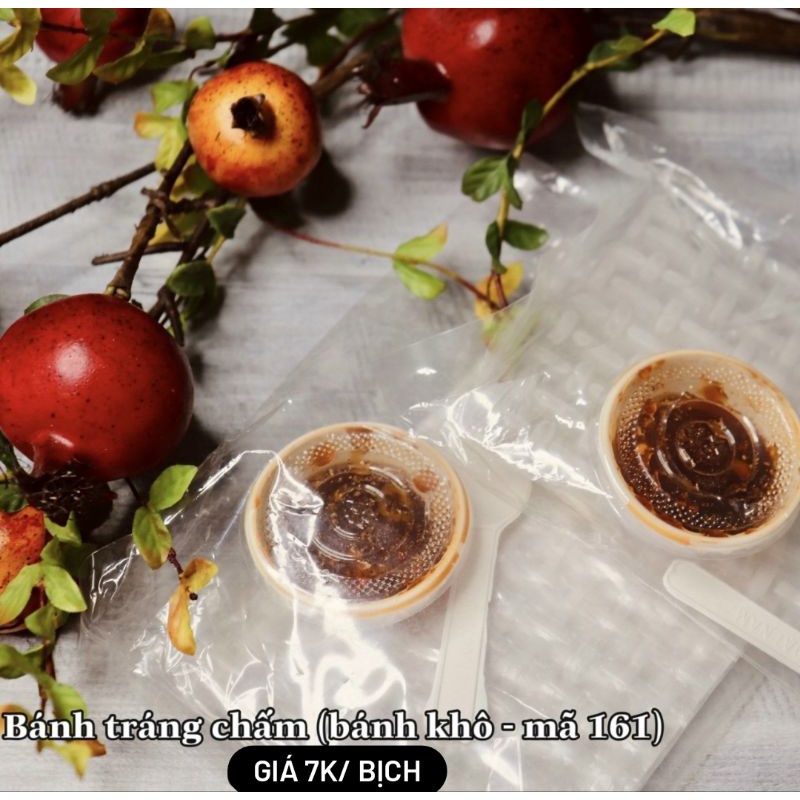 Bánh tráng chấm sốt chua cay