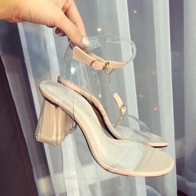 Sandal quai trong