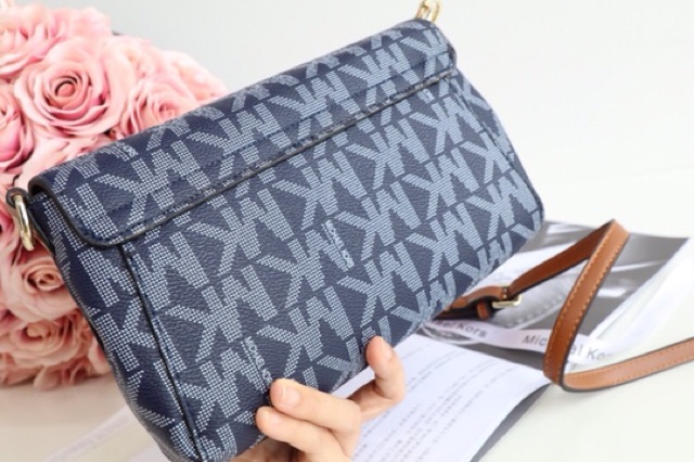 Túi đeo chéo MK Michael Kors nắp size 22