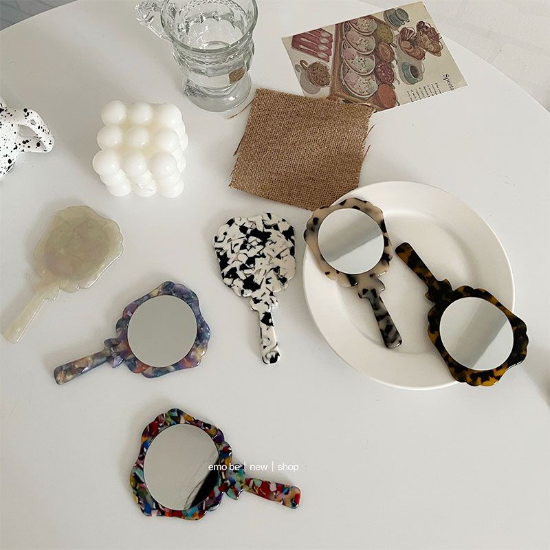 1 Gương Trang Điểm Cầm Tay Phong Cách Retro 2022