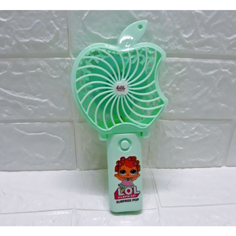 《 HCM 》 Đồ chơi quạt cầm tay chạy pin Đôremon / quạt táo cầm tay