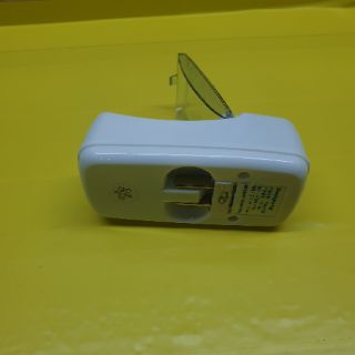 Đế sạc pin và 1 đôi pin AAA .