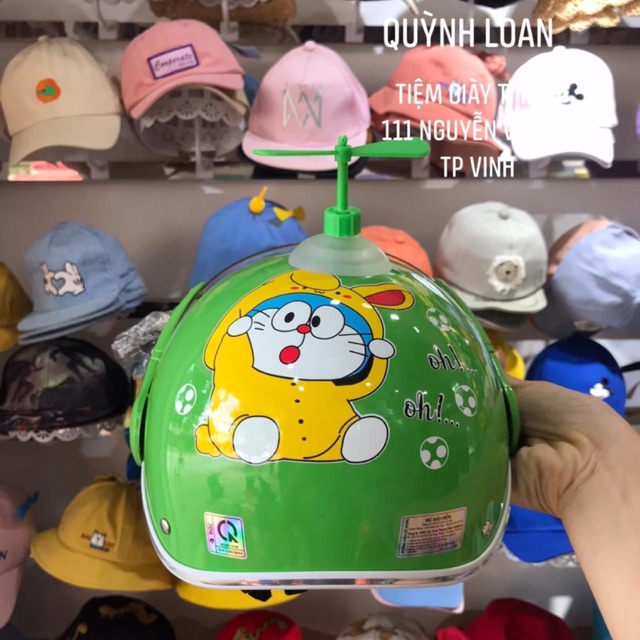 Mũ bảo hiểm doremon chong chóng cho bé yêu