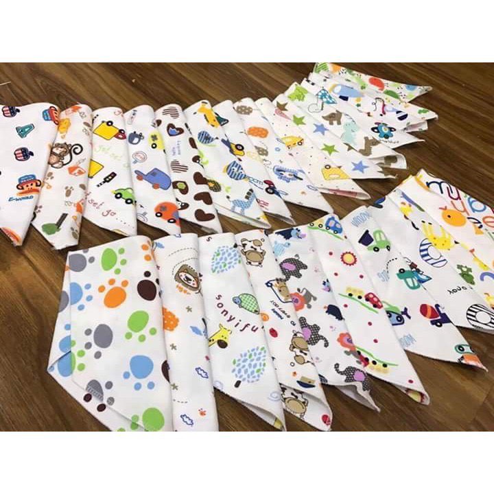 Khăn Yếm Tam Giác Có Nút Cài Cho Bé