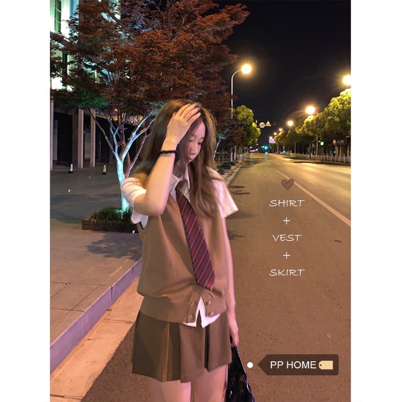 ❉☄☑PPHOME Chị gái cao cấp khác ~ Áo sơ mi ngắn tay buộc dây đơn giản mùa hè + Vest dệt kim cà phê sữa + Váy ngắn xếp ly