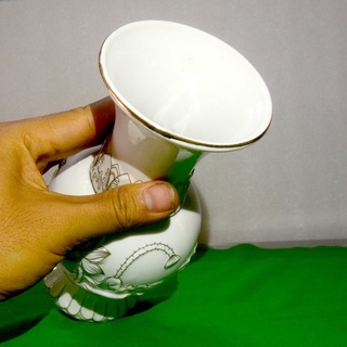 bình hoa thờ cúng hoa sen trắng