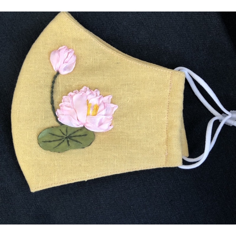 Khẩu trang thêu handmade hoa sen
