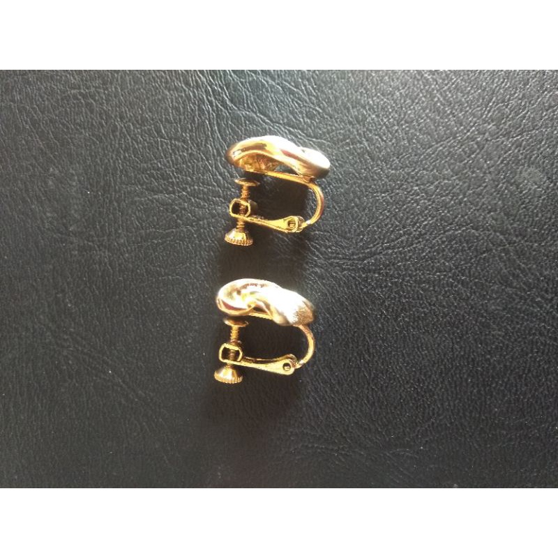 Bông tai vặn có bay màu ít