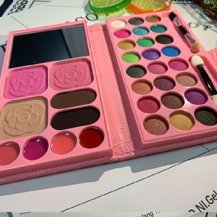 Bộ trang điểm dành cho bé gái kiểu công chúa