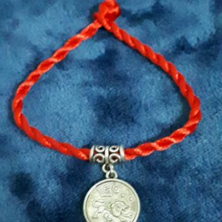 Dây đeo tay charm chỉ đỏ may mắn