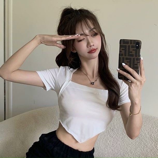 Áo croptop thun nữ Molly tay ngắn cổ vuông ôm body vạt tam giác 2 màu đen/ trắng