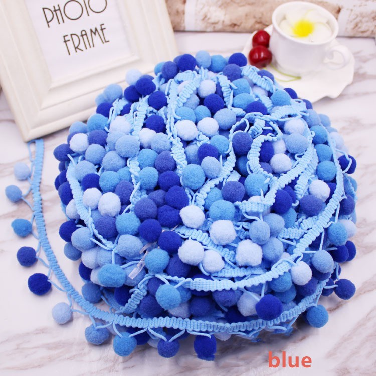 Dây tua rua gắn quả pom pom xinh xắn dùng trang trí tiện dụng