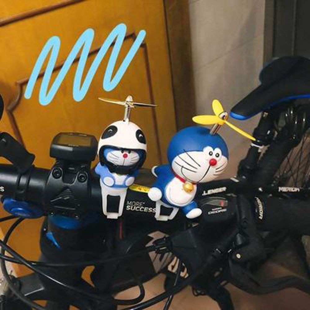 Mô hình đồ chơi Doraemon Pokon đội nón bảo hiểm có cánh quạt phát sáng trang trí xe đạp cho người lớn trẻ em