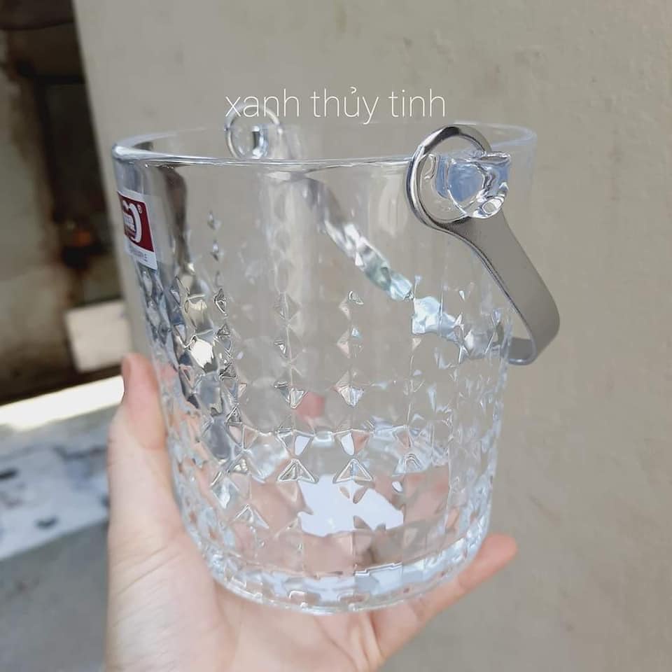 Xô thủy tinh đựng đá và rượu