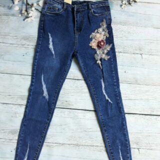 Quần jeans đính hoa nổi.