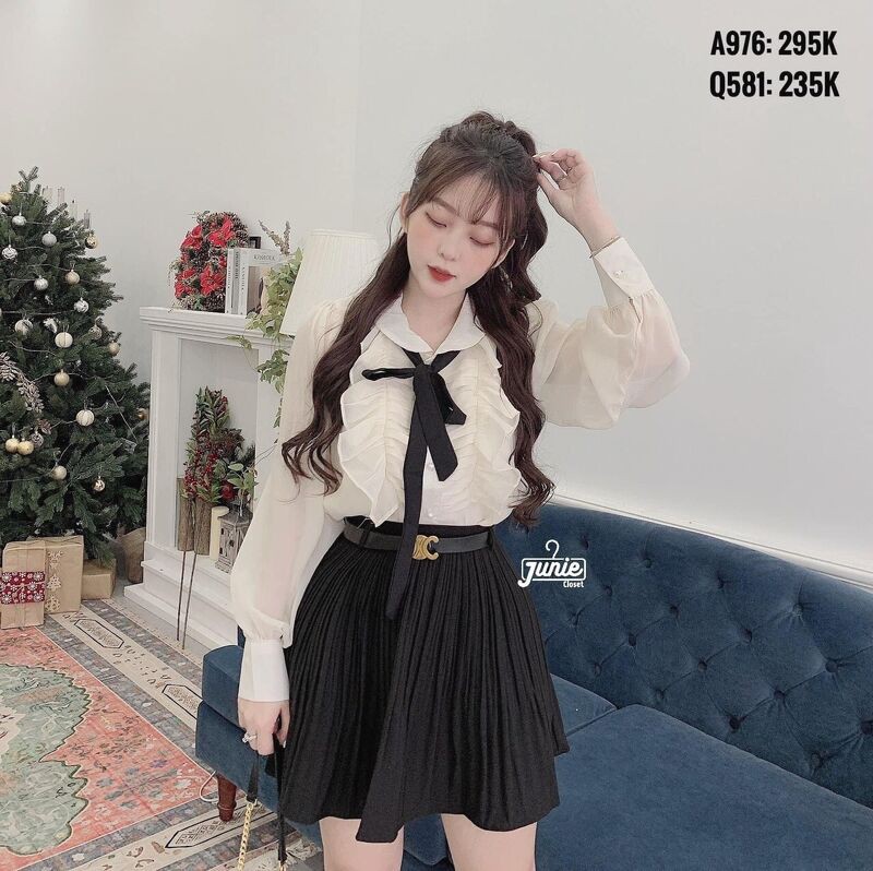 Áo sơ mi tơ cổ sen xếp li ngực kèm nơ