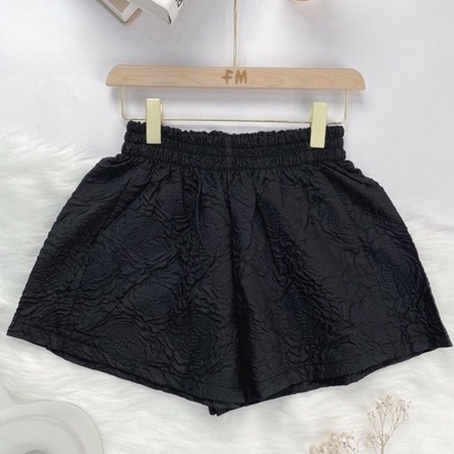 Quần đùi nữ lưng thun vải xốp phồng in hoa nổi 2 màu Đen Trắng