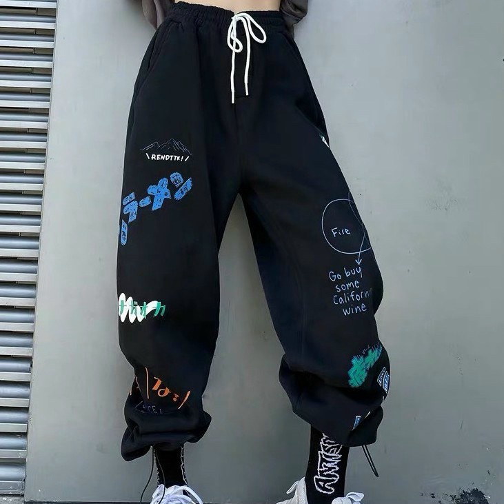 Quần Jogger Nữ Ống Rộng Có Dây Rút Gấu Chất Da Cá Mềm Mát In Họa Tiết Bắt Mắt Mặc Thoáng Mát [NEW UNISEX]