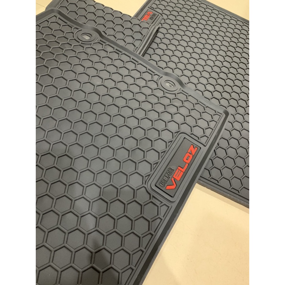Thảm Lót Sàn Cao Su Đúc Xe Toyota Veloz 2022- 2023 Mẫu Tổ Ong Cao Su Không Mùi Cao Cấp chữ đỏ