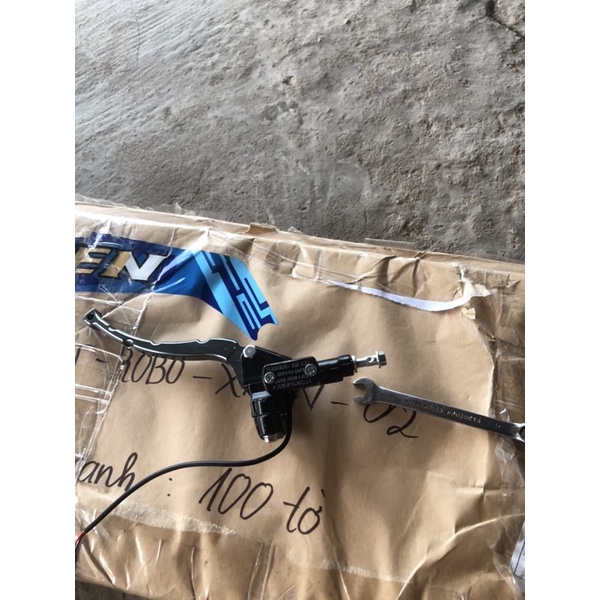 củ dầu trên vespa bên trái. đầu ốc 10